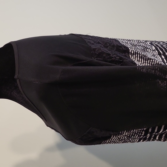 Laura long sheer sleeves - Picture 7 of 10